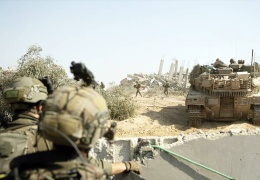 Gazze'de tanklar evleri yıkıyor