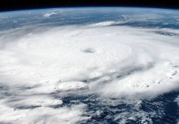 Beryl Kasırgası yıkarak ilerliyor