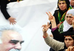 Komploya hamleyle yanıt