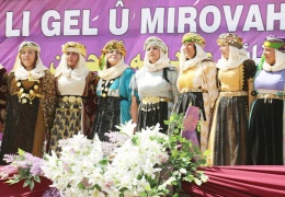 Sahnedeki mutlu kadınlar