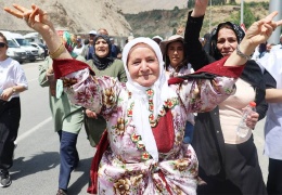 El ele, kol kola yürüdüler