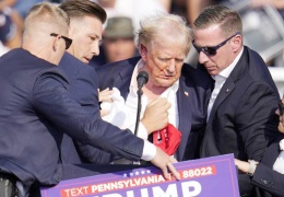 Trump kulağından vuruldu