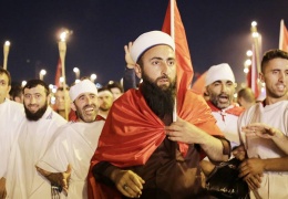 Müslüman kılığına bürünmüş din tacirleri