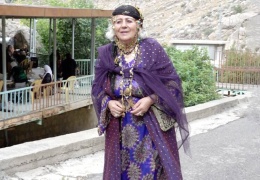 Kurdistan doğasına aşık bir kadın