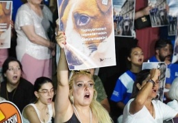 Kanlı yasa oylanırken