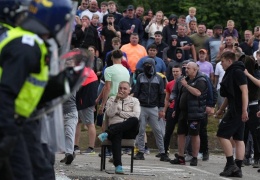 Kabine ırkçılara karşı toplandı