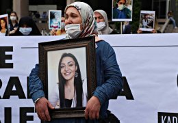 Her kadın öldüğünde kızının mezarına gidiyor