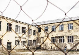 Kamplarda ırkçılık, taciz, uyuşturucu