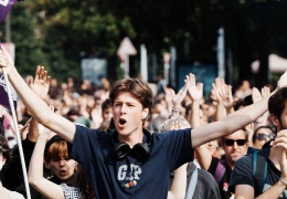 Desteksiz hükümet sallanıyor