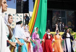 Şal û şapik ve kiras û fistanla Frankfurt’a