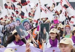 Gençler Öcalan için yürüyor