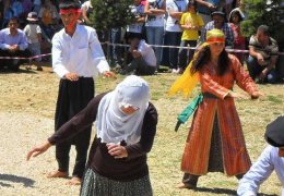 Alevileri geleceğe demokratikleşme taşır