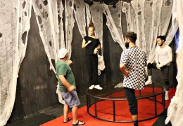 Küçük Salon perde kapatıyor!