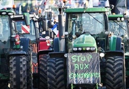 Fransa’da çiftçiler yolları kapattı