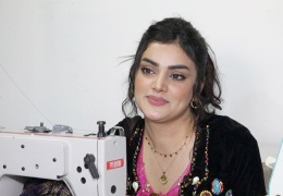 Tek eliyle terzilik yapıyor