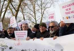 AK önünde Alevi protestosu