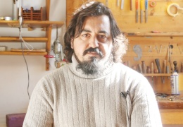 Ozan, santura hayat veriyor