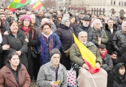 Meydanlarda izlediler