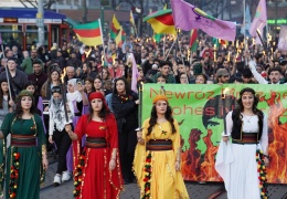 Newroz meydanlarına meşalelerle yüründü