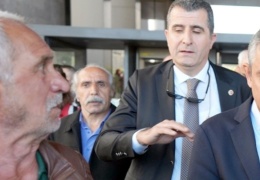 Sırrı’nın töreninde Özel’e yumruk