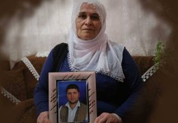 Tutsak yakınlarına gözaltı