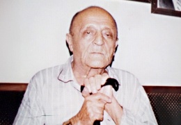 Bir elinde hançer bir elinde kalem