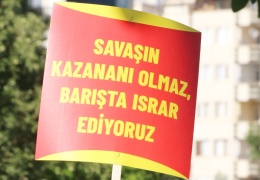 Devrim namludaki karanfilin ucunda