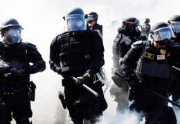 Trump güç gösterisinde el yükseltiyor