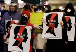 Polen kadınlar geri adım attırdı