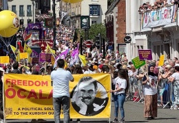 Kürtler Durham’da haykırdı: Buradayız, direniyoruz