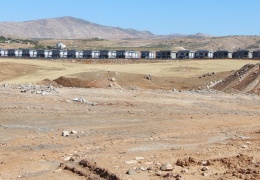 Mezarlık devleti beton döküyor