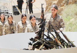 Kirpiklerle delinen dağlar