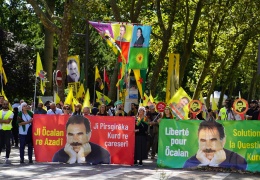 İki hafta boyunca AK önündeler