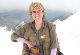 Gülüşü yüzüne asılıydı