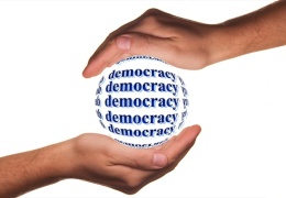 Demokratik siyaset, toplumsallığı esas alır