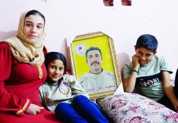 Özgürlük hayalini çantasında taşıyor
