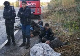 33 mülteci yola savruldu