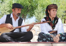 Türkçe bilmeyen analarımızın torunları bugün Kürtçe bilmiyor