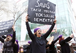 82 cinsel taciz, 74 çıplak arama