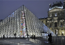 Louvre'u koruyamıyorlar
