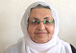 Türk polisi Barış Annesinin evini dağıttı