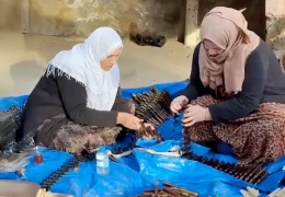 Kimisi mermi dolduruyor, kimisi su dağıtıyor