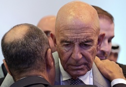 Tecrübeli diplomat mı, kendini filozof sanan mı?