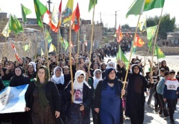 Komplo yürüyüşlerle protesto edildi