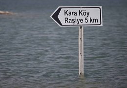 Baraj köy yollarını kapattı