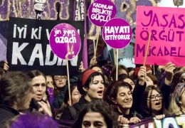 Aile kutsanırken kadın silikleşiyor