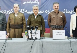 Rıza Pehlevi düşmanca yaklaşıyor