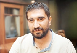 İzlerin peşine düşen yönetmen