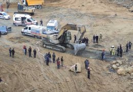 Göçük iki işçiyi aldı