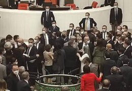 Türk Meclisinde AKP provokasyonu
